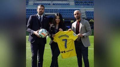 'Shahzoda futbol tomosha qilish uchun Ispaniyaga bordi'ning rasmi
