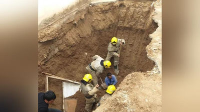 Изрображение 'В Гузаре рабочих засыпало землей при выкапывании выгребной ямы'