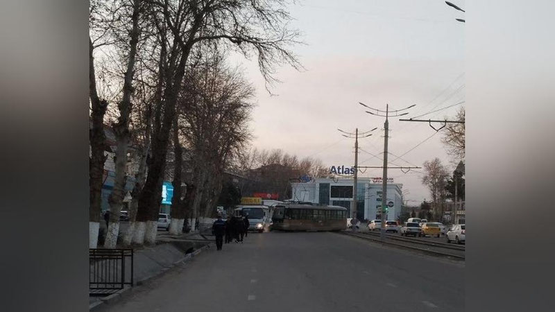 Изрображение 'В Самарканде сошел с рельсов трамвай (фото)'