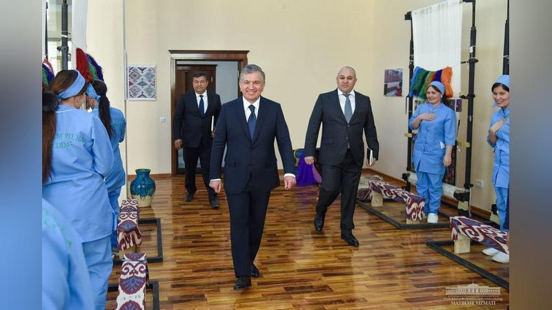 'Prezident Yangiariq tumanidagi pillachilik korxonasi faoliyati bilan tanishdi'ning rasmi