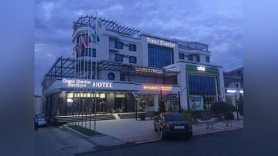 'Namangandagi mehmonxona oldida ko`tarilgan Fransiya bayrog`ini toptalgani haqidagi xabarlar rad etildi'ning rasmi