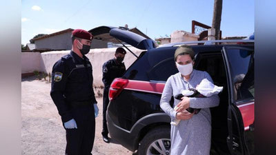 Изрображение 'Сотрудники Нацгвардии в Термезе помогли вернуться домой молодой маме с малышом'