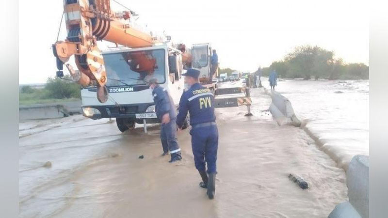 Изрображение 'МЧС устраняет последствия сильнейшего ливня в Самаркандской области (фото, видео)'