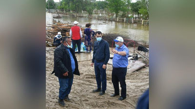 Изрображение 'Деятели узбекского футбола передали пострадавшим сырдарьинским семьям деньги, еду и одежду'