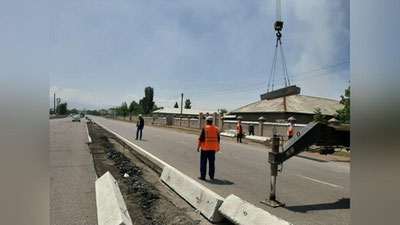 Изрображение 'Бетонные заграждения при въезде в Алмалык отправят в Сырдарьинскую область (фото)'
