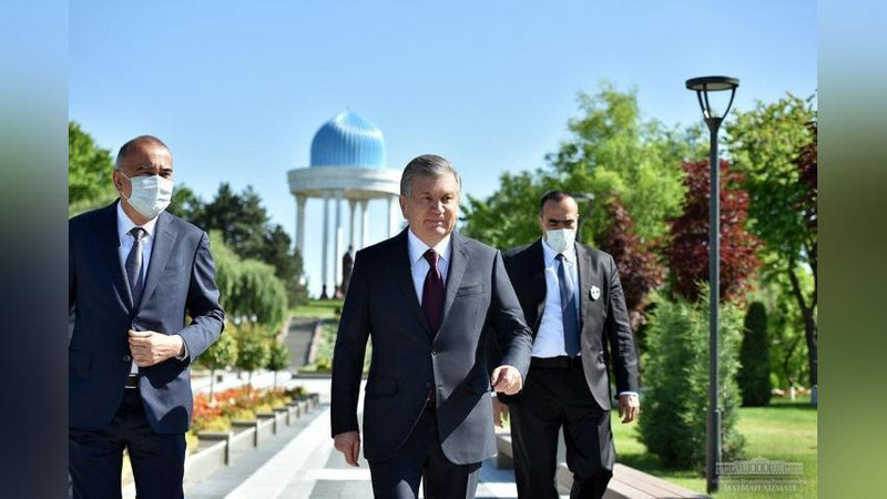 'Prezident O`zbekiston Milliy bog`ida barpo etilgan Adiblar xiyoboniga tashrif buyurdi (foto)'ning rasmi