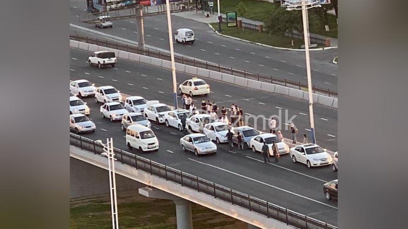 Изрображение 'На мосту "Ганга" в Ташкенте сложился "паровозик" из семи автомобилей'