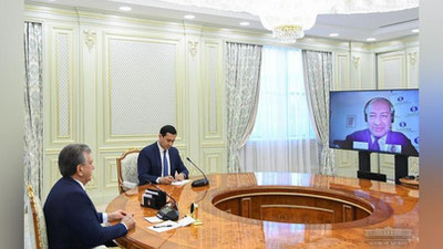 'Shavkat Mirziyoev Evropa tiklanish va taraqqiyot banki prezidenti Suma Chakrabarti bilan videomuzokara o`tkazdi'ning rasmi