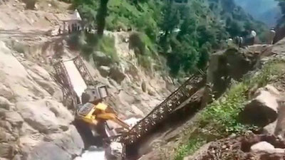 Изрображение 'В Индии под весом грузовика обрушился мост через реку: жуткие кадры'