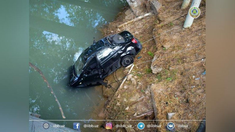 Изрображение 'В Ташкенте автомобиль пробил ограждение и упал в канал: водитель погиб (фото, видео)'