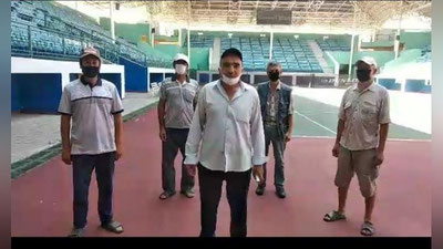 '“Qarshi” tennis klubi xodimlari 9 oydan beri maosh olmaganidan shikoyat qildi. Mas`ullar buni qanday izohlamoqda (video)'ning rasmi