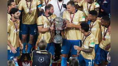 '“Zenit”chilar taqdimot paytida Rossiya kubogini sindirib qo`ydi (foto)'ning rasmi