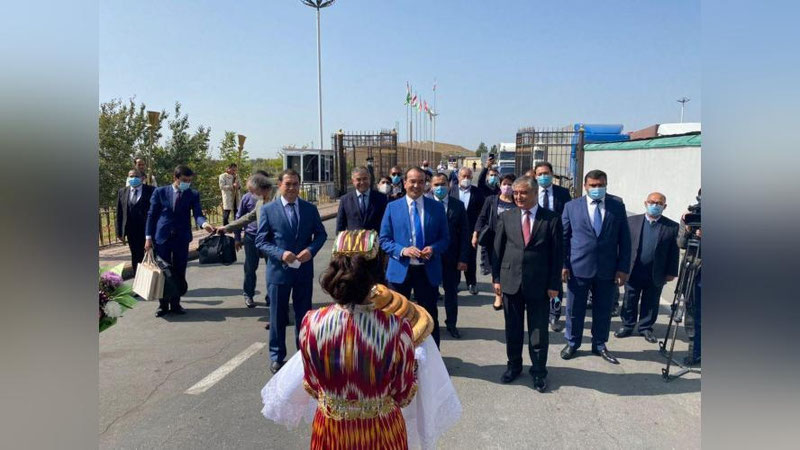 'O`zbekistonning ilm-fan, adabiyot, san`at va madaniyat vakillarining Tojikistonga safari boshlandi'ning rasmi