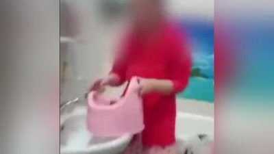 'Bolasini axlatini eyishga majburlangan ayol bunday voqealar ko`p bo`lganini gapirib berdi'ning rasmi