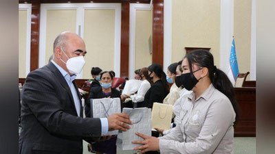 'Zoyir Mirzaev bu yil imtiyoz asosida talaba bo`lgan qashqadaryolik xotin-qizlar bilan uchrashdi'ning rasmi