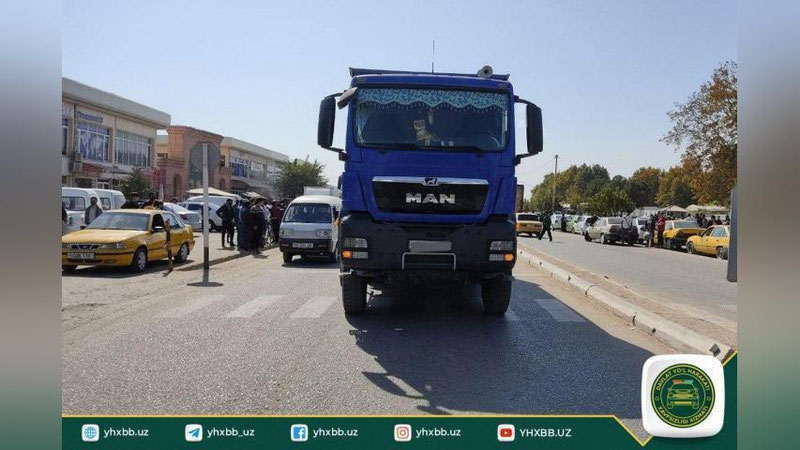 Изрображение 'В Джаркургане грузовик задавил пешехода на светофоре (видео, 18+)'