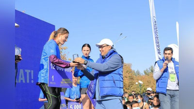 '“Samarkand Half Marathon”ning 21 va 2 kilometr masofadagi yugurish bo`yicha g`olib bo`lganlar taqdirlandi'ning rasmi