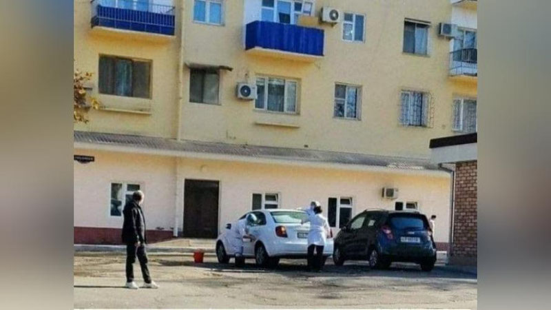 'Тошкентдаги поликлиникада тиббиёт ходими нега бош врачнинг машинасини ювганига изоҳ берилди'ning rasmi