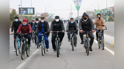 'Qashqadaryoda velosayrga chiqqan rahbarlar o`z velosipedlarini aholi foydalanishi uchun tashlab ketishdi'ning rasmi