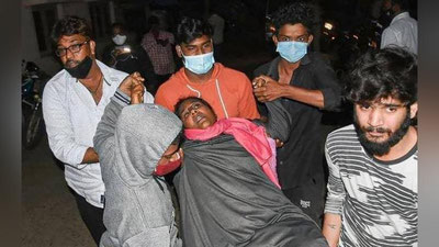 'Hindistonda yuzlab odamlar noma`lum kasallik tufayli kasalxonaga yotqizilmoqda'ning rasmi