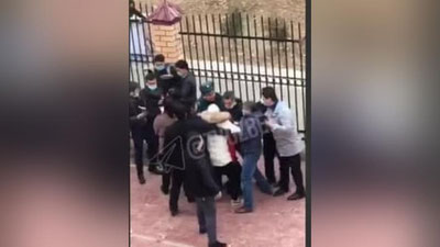 'Toshkentdagi maktab binosida ajrashib ketgan ota-ona 9 yoshli farzandini talashib janjallashishdi(video)'ning rasmi