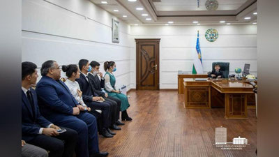 'Navoiy viloyati hokimi o`rniga o`tirgan hokim-bolakay yig`ilganlarga "topshiriqlar" berdi (foto)'ning rasmi