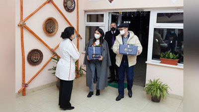 'Saida Mirziyoeva va Komil Allamjonov 8 yildan buyon qariyalar uyida yashayotgan O`zbekistonda xizmat ko`rsatgan jurnalistni borib ko`rdi (foto)'ning rasmi