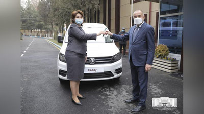 '21-sonli Mehribonlik uyiga Prezident nomidan Volkswagen avtomobili va sovg`alar topshirildi'ning rasmi
