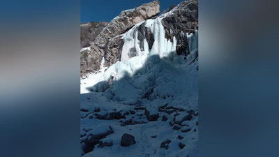 Изрображение 'Замерзший водопад и деревья, укутанные в изморозь: аномальная зима в Узбекистане (фото)'