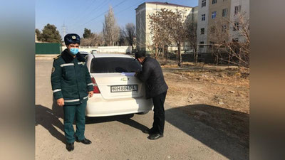 'Katta ko`chada mashinasini to`xtatib, "salom-alik" qilgan buxorolik haydovchi  jazolandi'ning rasmi