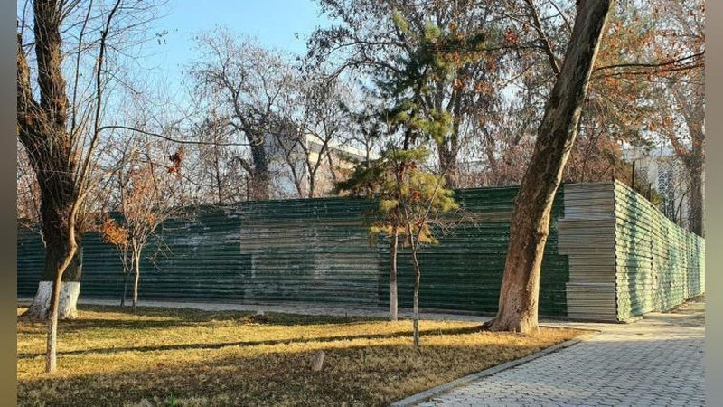 Изрображение 'В Ташкенте забили тревогу: зеленую зону возле ТЦ "Пойтахт" обнесли забором'