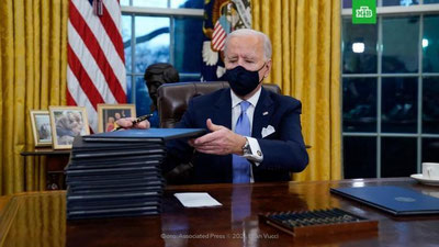Изрображение 'Байден подписал указы о возвращении США в ВОЗ и соглашение по климату'