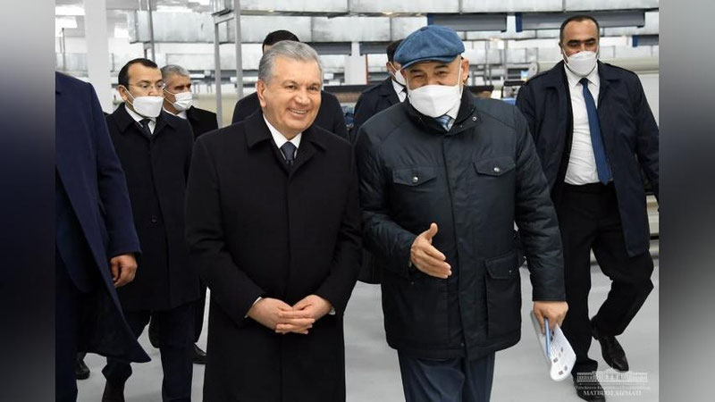 'Шавкат Мирзиёев “Bukhara Cotton Textile” корхонаси фаолияти билан танишди (фото)'ning rasmi