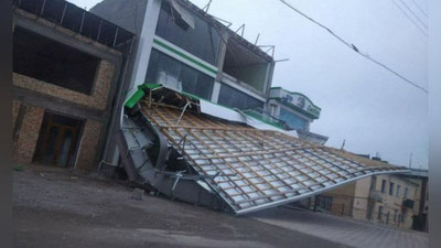 'Mingbuloqda shamol tufayli xonadonlar tomlari uchib tushdi'ning rasmi