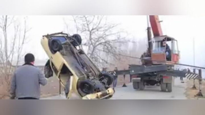 'Mast yigit boshqaruvidagi "Moskvich" Katta Farg`ona kanaliga tushib ketdi. 19 yoshli qiz halok bo`lgan (video)'ning rasmi