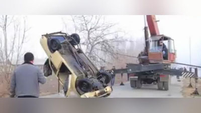 'Mast yigit boshqaruvidagi "Moskvich" Katta Farg`ona kanaliga tushib ketdi. 19 yoshli qiz halok bo`lgan (video)'ning rasmi