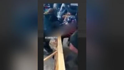 'Beruniy tumanidagi bozorda ayollar bir necha kishi tomonidan kaltaklandi (video)'ning rasmi