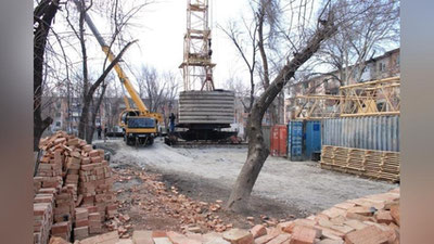 'Farg`ona shahrida ko`p qavatli uylar o`rtasidagi barcha qurilishlar to`xtatiladi, buzib tashlangan maydonchalar va daraxtlar joyiga qo`yiladi'ning rasmi