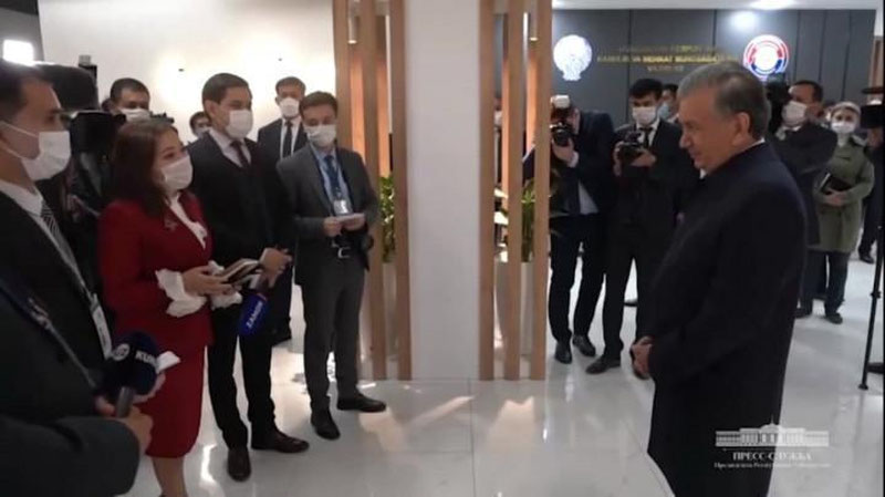 '"Нима саволлар сизларни қийнайди?" Президент илк бор ОАВ вакилларига интервью берди'ning rasmi