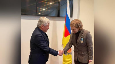 'Rospotrebnadzor rahbariga «Mehr-saxovat» ko`krak nishonini topshirildi'ning rasmi