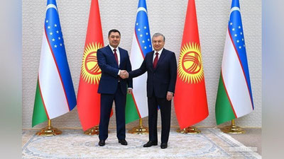 'Shavkat Mirziyoyev Sadir Japarov bilan uchrashdi. Ko‘ksaroyda muzokaralar boshlandi (foto)'ning rasmi