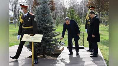 'O`zbekiston va Qirg`iziston Prezidentlari birgalikda ko`chat ekdi (foto)'ning rasmi