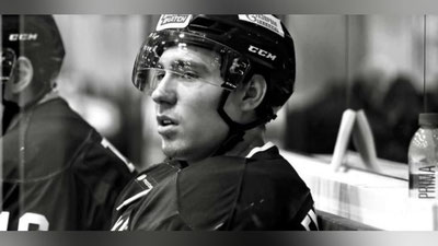 Изрображение 'В России 19-летний хоккеист умер после попадания шайбы в голову (видео)'