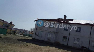 'Kuchli shamol Sirdaryodagi ko`p qavatli uy-joylardan birining ham tom qismini uchirib yubordi (foto)'ning rasmi
