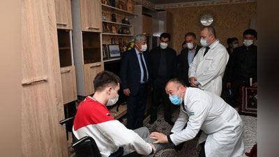 'Uyiga Prezident tashrif buyurgan Vladislavni sog`liqni saqlash vaziri, Toshkent viloyati hokimi va shifokorlar ko`rgani kelishdi'ning rasmi