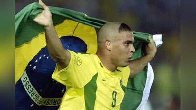 Изрображение 'Роналдо извинился перед матерями фанатов за нелепую стрижку из 2002 года'