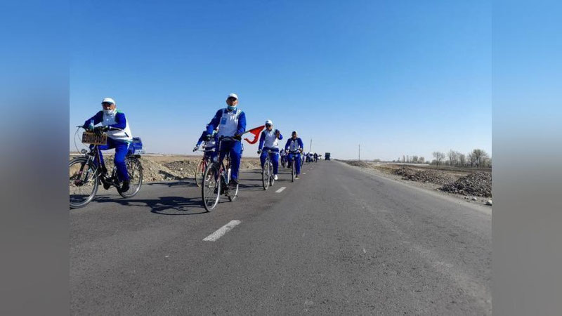 'Vodiydan Samarqandga otlangan velomarafonchi otaxonlar Jizzaxga yaqinlashib qoldi'ning rasmi