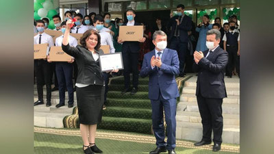 'Navoiyda maktab direktoriga “Prezident sovg`asi” — “Spark” avtomobili topshirildi'ning rasmi