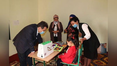 'Xalq ta`limi vaziri uyida ta`lim olayotgan samarqandlik o`quvchining xonadonida bo`ldi'ning rasmi