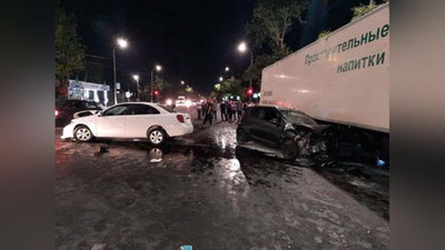 Изрображение 'На улице Фаргона йули в Ташкенте столкнулись 2 грузовика и 2 легковушки'